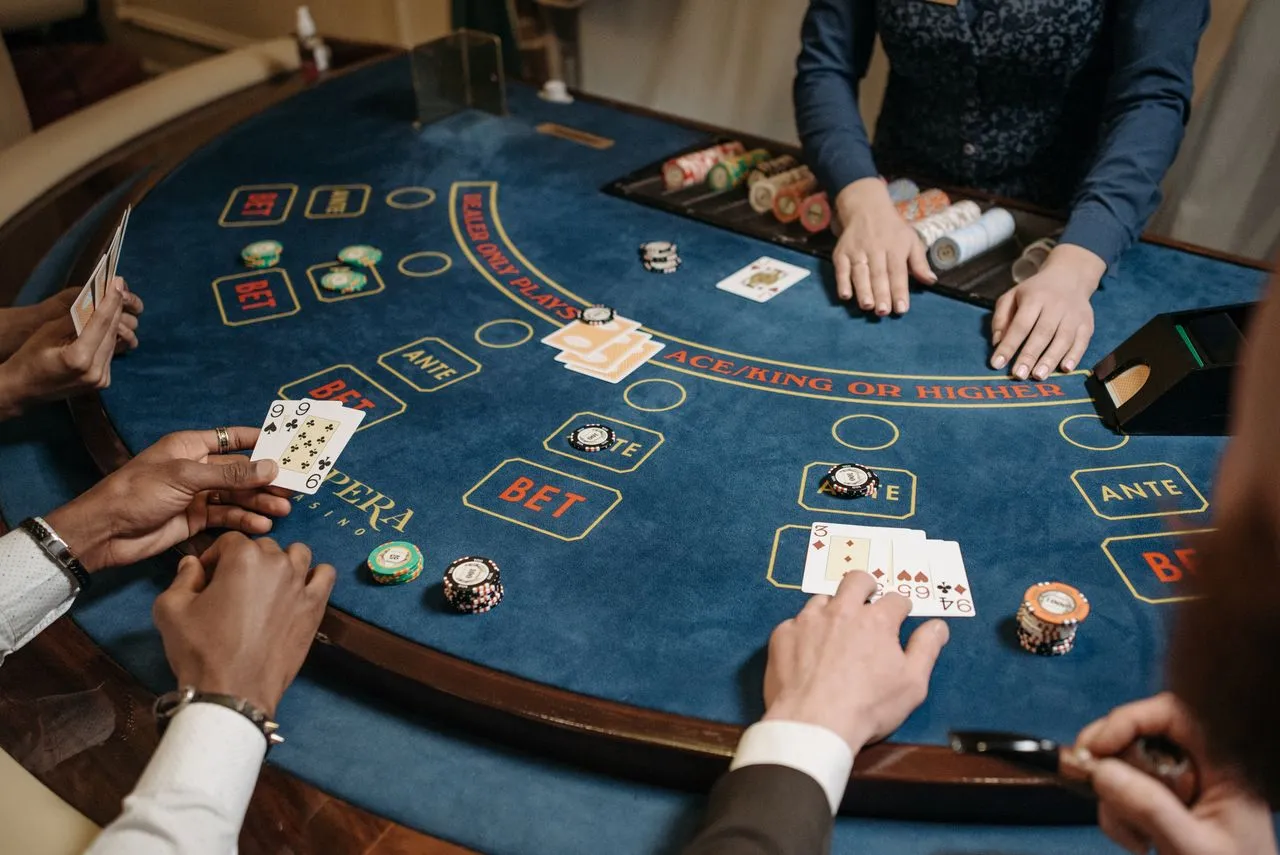 Illuminated gaming floor with table entertainment